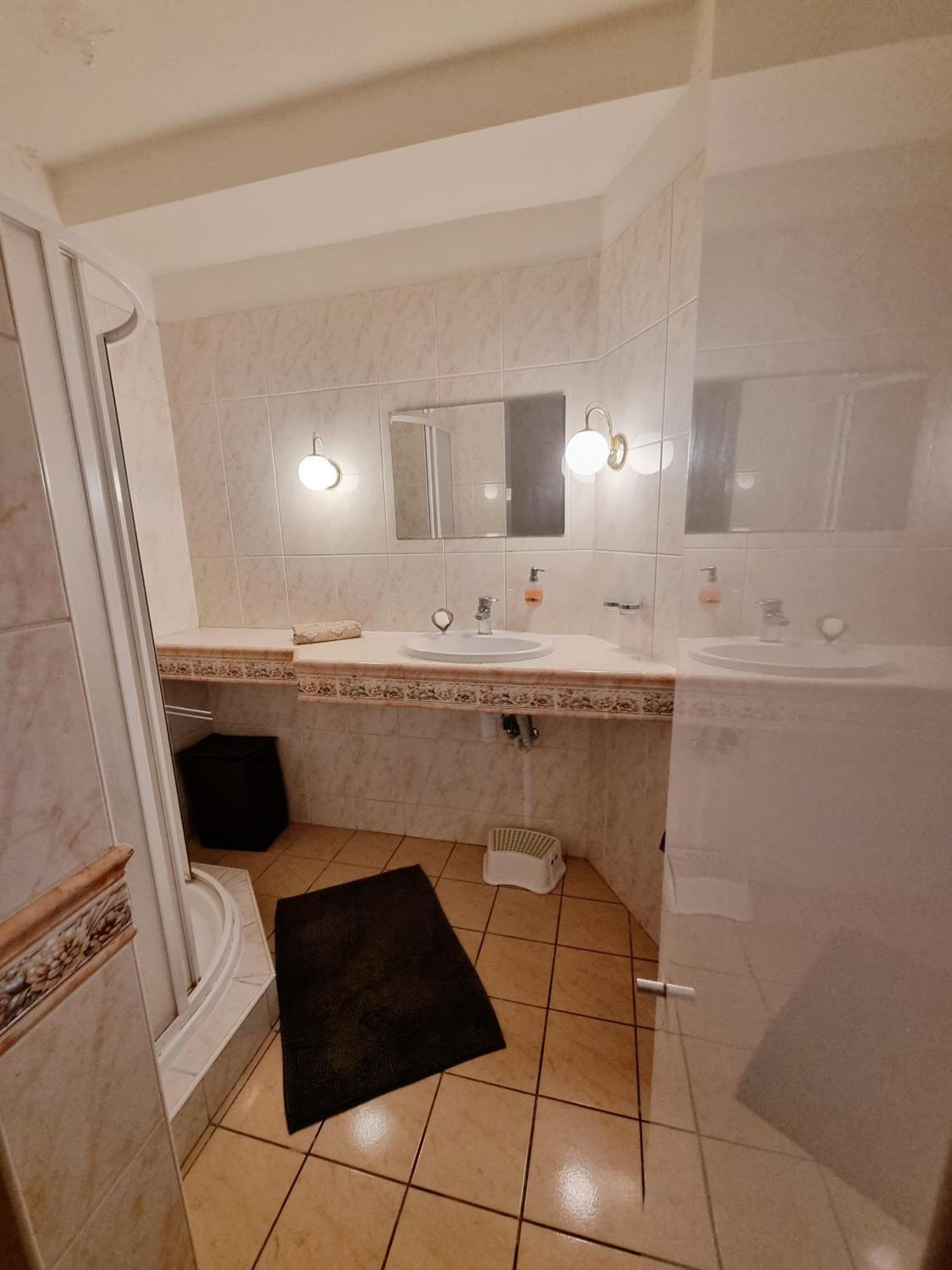 Big 4 Room Huge Apartment Братислава Екстериор снимка