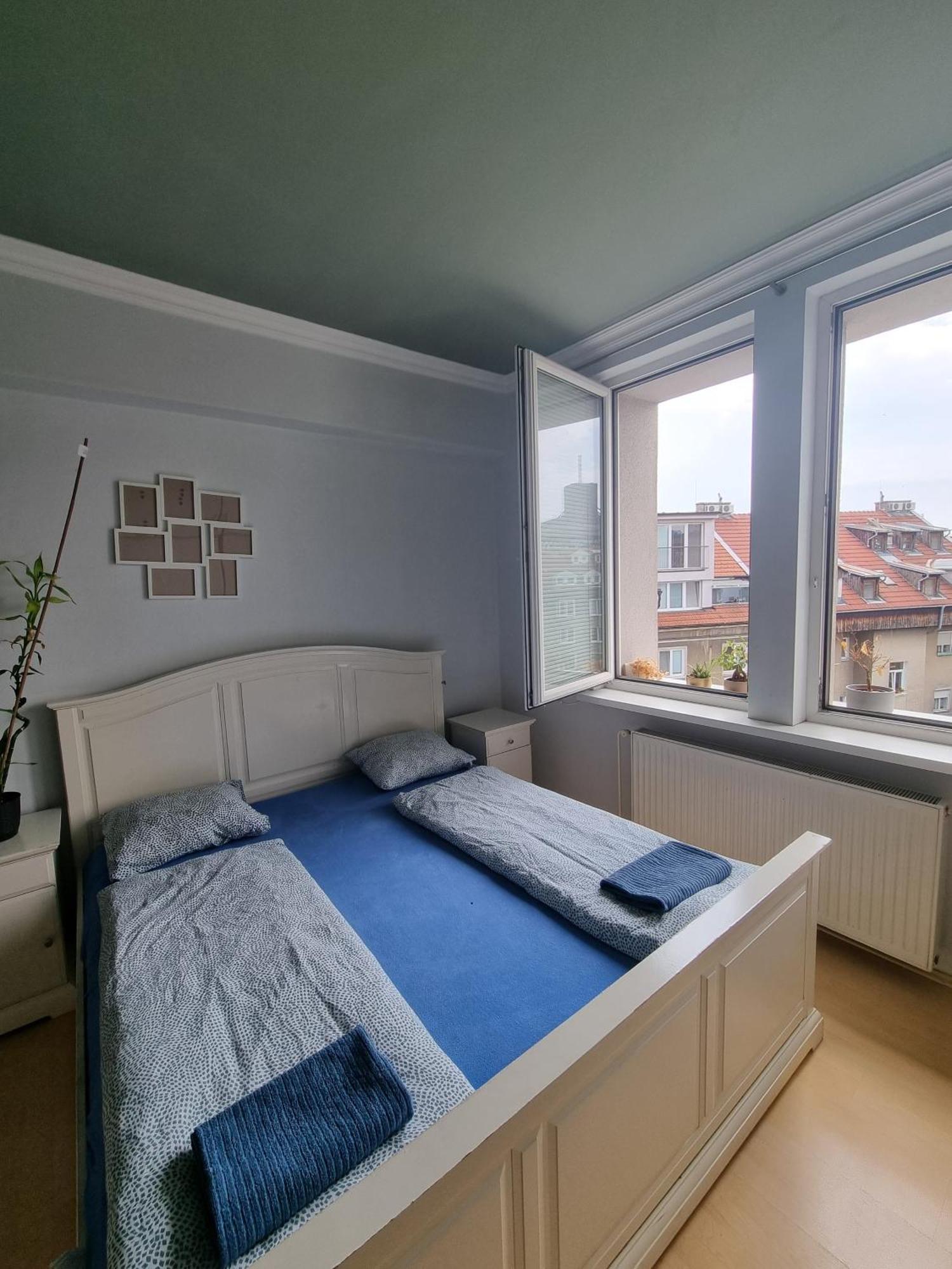 Big 4 Room Huge Apartment Братислава Екстериор снимка