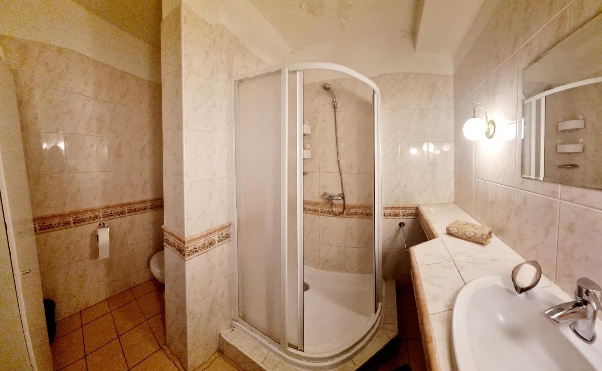 Big 4 Room Huge Apartment Братислава Екстериор снимка